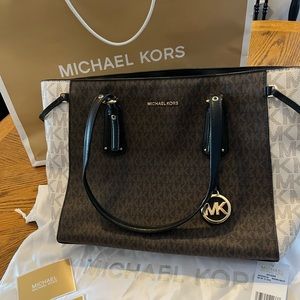 MICHAEL KORS
Voyager Medium Brown & Cream Purse